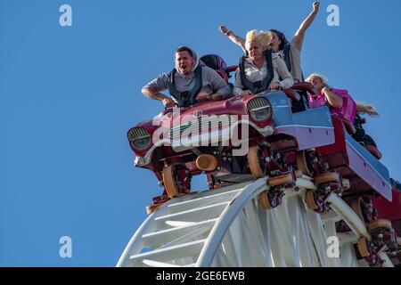 Stealth ha lanciato Rollercoaster più veloce nel regno unito, alto 205 metri, al Thorpe Park Theme Park Londra Inghilterra Foto Stock