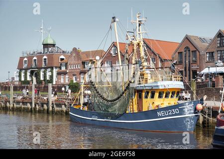Località del Mare del Nord Neuharlingersiel in Frisia Orientale, bassa Sassonia, Germania. Il porto del villaggio di pescatori sulla costa del mare di Wadden in estate. Foto Stock