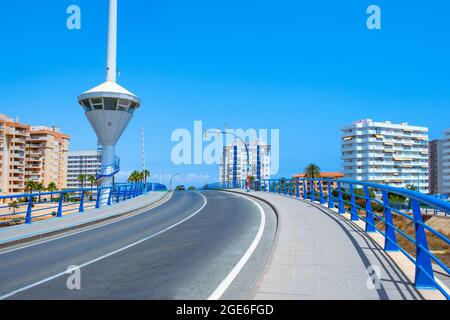 LA MANGA, SPAGNA - 29 LUGLIO 2021: Vista del ponte mobile Estacio sul canale Gola del Puerto, a la Manga del Mar Menor, Murcia, Spagna, connetti Foto Stock