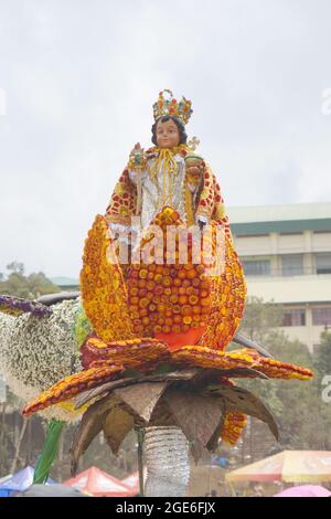 Statua in cima al petalo decorativo fatto di fiori eterni. Foto scattata a Baguio, Filippine il 1 marzo 2015. Foto Stock