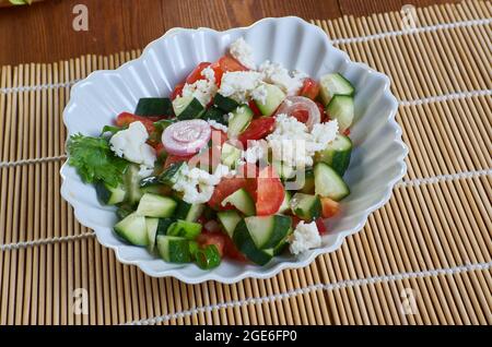 Srpska salata, insalata di verdure serbe a base di pomodori freschi a dadini, cetrioli e cipolle Foto Stock