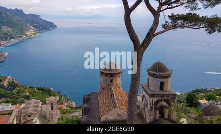 Chiesa della SS Annunziata da Villa Rufolo, Ravello, Costiera Amalfitana, Campania, Italia Foto Stock