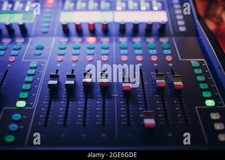 Console di mixaggio, equalizzazione manuale dei canali audio nel night club. Foto Stock