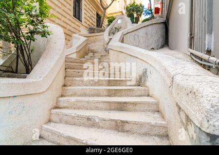 Kamondo Stairs, una famosa scalinata pedonale che conduce alla Torre Galata, costruita intorno al 1870, si trova su Banks Street a Galata, quartiere Karakoy di Istanbul, Turchia Foto Stock