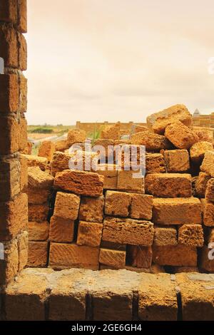 Rovina. Vecchia casa. Rovine. Casa di blocchi Foto Stock