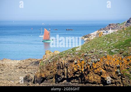 Barca tradizionale : la Sainte Jeanne (sloop), in Erquy (Pointe de la Houssaye, Côtes d'Armor, Bretagne, Francia). Foto Stock