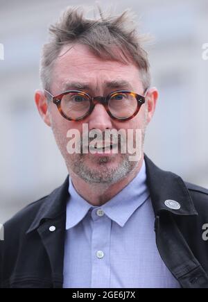 Il portavoce del Sinn Fein Housing, Eoin o Broin, presso la Leinster House di Dublino, ha invitato il direttore generale del Consiglio della città di Dublino a ritirare le sue osservazioni, suggerendo che le tende senza tetto debbano essere rimosse dalla capitale. In un'intervista di domenica, Owen Keegan, CEO del comune di Dublino, ha dichiarato: "Noi donÕt pensiamo che le persone debbano poter dormire nelle tende quando ci sono un'abbondanza di ostelli sorvegliati". Data immagine: Martedì 17 agosto 2021. Foto Stock