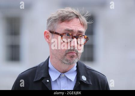 Il portavoce del Sinn Fein Housing, Eoin o Broin, presso la Leinster House di Dublino, ha invitato il direttore generale del Consiglio della città di Dublino a ritirare le sue osservazioni, suggerendo che le tende senza tetto debbano essere rimosse dalla capitale. In un'intervista di domenica, Owen Keegan, CEO del comune di Dublino, ha dichiarato: "Noi donÕt pensiamo che le persone debbano poter dormire nelle tende quando ci sono un'abbondanza di ostelli sorvegliati". Data immagine: Martedì 17 agosto 2021. Foto Stock