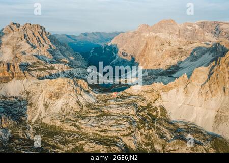 Incredibile paesaggio naturale aereo intorno alla famosa tre Cime di Lavaredo. Rifugio Antonio Locatelli meta di viaggio popolare nel Foto Stock