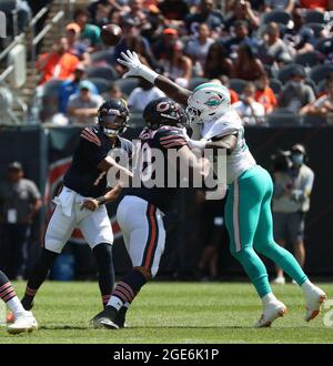 Il quarterback degli orsi di Chicago Justin Fields lancia nel terzo trimestre contro i Delfini di Miami nel preseason opener al Soldier Field sabato 14 agosto 2021, al Soldier Field di Chicago. (Foto di John J. Kim/Chicago Tribune/TNS/Sipa USA) Foto Stock