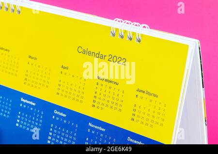 Date sulla pagina del calendario 2022 su sfondo rosa. Foto Stock