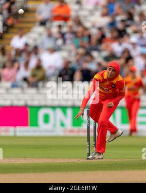 Abtaha Maqsood di Birmingham Phoenix bowling contro il fuoco gallese nel cento Foto Stock