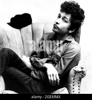 17 agosto 2021: Una causa depositata a New York City sostiene che il leggendario cantante-compositore BOB DYLAN ha abusato sessualmente di una ragazza di 12 anni nel 1965, secondo i documenti della corte. La donna di 68 anni, identificata nella causa come J.C., sostiene che ''oltre un periodo di sei settimane'' la cantante ''befriended e stabilì una connessione emotiva'' con lei e infine ha abusato sessualmente la sua più volte tra aprile e maggio del 1965, quando aveva 12 anni. FILE IMAGE SHOT ON: Circa 1965, Los Angeles, California, USA: Cantante BOB DYLAN rilassante su una vecchia poltrona durante una sessione di ritratto. (Immagine di credito: © Foto Stock