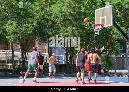 NEW ORLEANS, LA, Stati Uniti d'America - 14 AGOSTO 2021: Giovani uomini che giocano a basket pick-up all'aperto Foto Stock