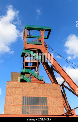 Tortuosa torre, Zeche Zollverein Coal Mine Industrial Complex, patrimonio dell'umanità dell'UNESCO, Ruhr Area, Essen, Germania Foto Stock