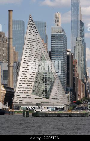 New York, NY - USA - 30 luglio 2021: Vista verticale DI VIA 57 West, un edificio residenziale situato al 625 West 57th Street tra 11 ° e 12 ° Avenue Foto Stock