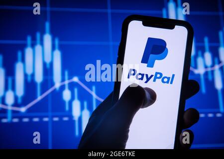 LONDRA, UK - Agosto 2021: Logo del servizio finanziario PayPal su uno smartphone Foto Stock