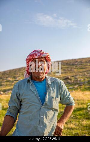 Ritratto di un pastore palestinese con il suo gregge di pecore nella Valle del fiume Giordano, la Valle del Rift Giordano, anche Valle del Giordano chiamata anche il Syro- Foto Stock