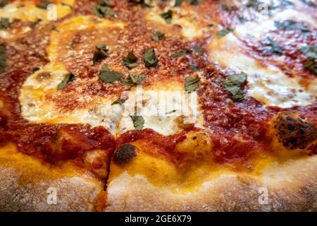 Margherita Pizza consegnato da una Pizzeria locale , NYC, USA 2021 Foto Stock