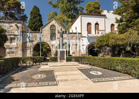 Porta orientale dell'antica Agora di Kos e statua di bronzo, Kos Città, Kos, Isole Dodecanesi, Grecia Foto Stock