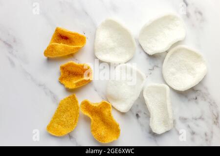 Cracker di gamberi su sfondo di marmo bianco - isolato, FOODPIX BIANCO Foto Stock