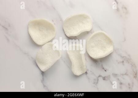 Cracker di gamberi su sfondo di marmo bianco - isolato, FOODPIX BIANCO Foto Stock