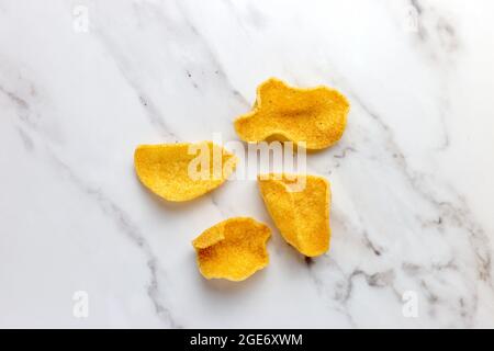 Cracker di gamberi su sfondo di marmo bianco - isolato, FOODPIX BIANCO Foto Stock