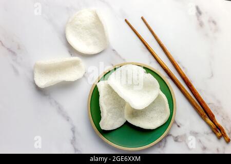 Cracker di gamberi su sfondo di marmo bianco - isolato, FOODPIX BIANCO Foto Stock