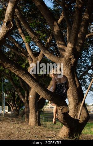 Giovane donna bionda sta proteggendo una donna albero Foto Stock