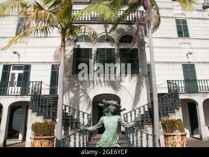 Saltellando ragazza di fronte al Monte Palace, Giardino tropicale, Monte Palace, Funchal, Madeira, Portogallo, Europa Foto Stock