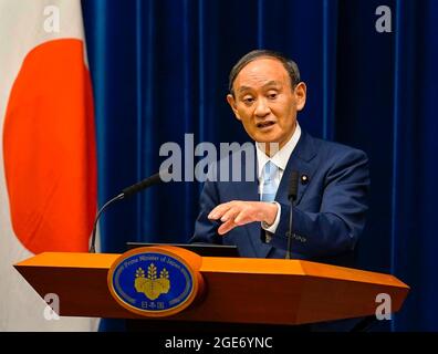 Tokyo, Giappone. 17 agosto 2021. Il primo ministro giapponese YOSHIHIDE SUGA parla durante una conferenza stampa presso la residenza ufficiale del primo ministro a Tokyo, Giappone. Durante la conferenza stampa, Suga ha annunciato di estendere lo stato di emergenza in sei prefetture, tra cui Tokyo, e di espandersi fino al 12 settembre 2021 nelle altre sette prefetture. (Credit Image: © POOL via ZUMA Press Wire) Foto Stock