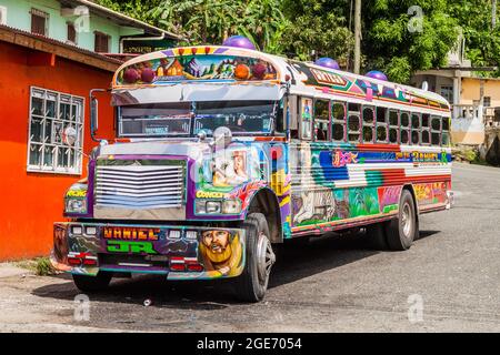 PORTOBELO, PANAMA - 28 MAGGIO 2016: Autobus di pollo colorato, ex bus della scuola degli Stati Uniti. Nel villaggio di Portobelo Panama Foto Stock