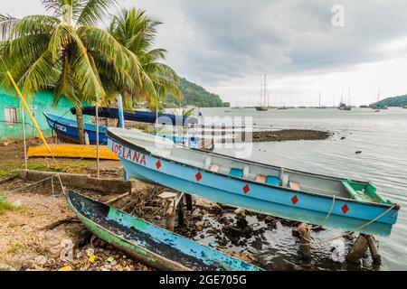 PORTOBELO, PANAMA - 28 MAGGIO 2016: Barche da pesca nel villaggio di Portobelo Panama Foto Stock