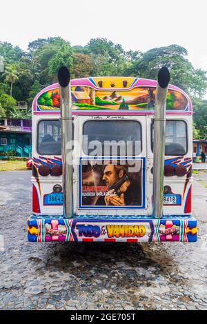 PORTOBELO, PANAMA - 28 MAGGIO 2016: Autobus di pollo colorato, ex bus della scuola degli Stati Uniti. Nel villaggio di Portobelo Panama Foto Stock