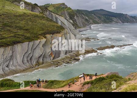 Formazioni rocciose di Flysch nella Costa Basca l'UNESCO Global Geopark tra Zumaia e Deba, Spagna Foto Stock