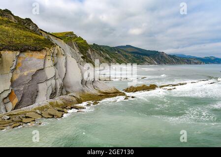 Formazioni rocciose di Flysch nella Costa Basca l'UNESCO Global Geopark tra Zumaia e Deba, Spagna Foto Stock