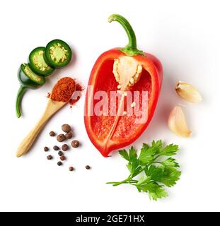 Pepe di Jalapeno, peperone rosso, aglio, prezzemolo, pepe nero e paprika in polvere isolati su sfondo bianco Foto Stock