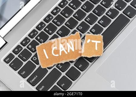 Non riesco a scrivere su carta strappata sulla tastiera del laptop Foto Stock