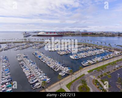 Vista aerea di Queen Mary e Long Beach Marina nel porto di Long Beach, Los Angeles County, California, California, USA. Foto Stock