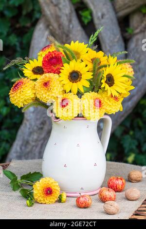 bouquet di girasoli e dahlias in vaso rustico Foto Stock