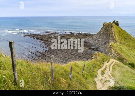 Formazioni rocciose di Flysch nella Costa Basca l'UNESCO Global Geopark tra Zumaia e Deba, Spagna Foto Stock