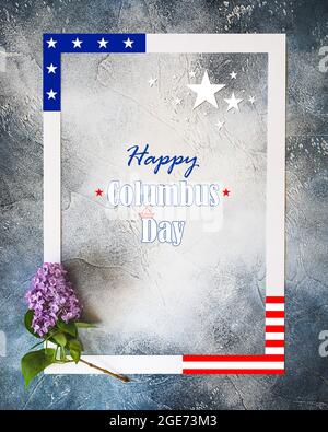 Creazione di banner con iscrizione Happy Columbus Day in una cornice bianca con elementi di bandiera americana e fresco sprig di lilla su sfondo blu. Co Foto Stock