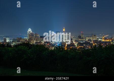 Cincinnati Skyline all'alba da Bellevue Hill Park Foto Stock