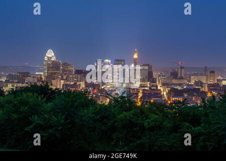 Cincinnati Skyline all'alba da Bellevue Hill Park Foto Stock