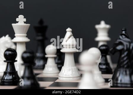Pianificazione strategica - Scacchi bianchi su sfondo nero Foto Stock