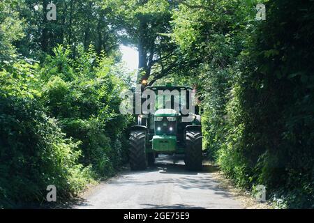 incontro con un trattore in una stretta corsia di campagna ovest somerset inghilterra regno unito Foto Stock