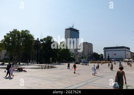 NIS, Serbia - 14 agosto 2021 passeggiata lastricata con lastre di granito e popoli che camminano nella città di NIS centro in una soleggiata giornata estiva Foto Stock