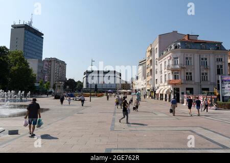 NIS, Serbia - 14 agosto 2021 passeggiata lastricata con i popoli nella città di NIS centro in una giornata estiva di sole Foto Stock