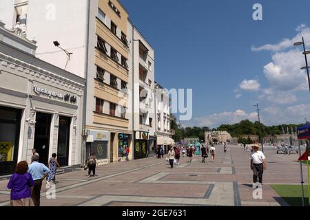 NIS, Serbia - 14 agosto 2021 persone camminano la passeggiata lastricata nella città di NIS centro con vecchi edifici in una giornata estiva di sole Foto Stock