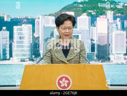 Hong Kong, Cina. 17 agosto 2021. Direttore generale della Regione amministrativa speciale cinese di Hong Kong (HKSAR) Carrie Lam risponde alle domande durante una conferenza stampa regolare, a Hong Kong, Cina meridionale, 17 agosto 2021. PER ANDARE CON 'la dissoluzione del gruppo anti-Cina il fronte dei diritti umani civili non ha niente a che fare con la libertà: Carrie Lam' Credit: Wang Shen/Xinhua/Alamy Live News Foto Stock